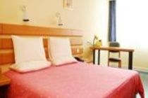 Zhenping Road Railway Station Hotel